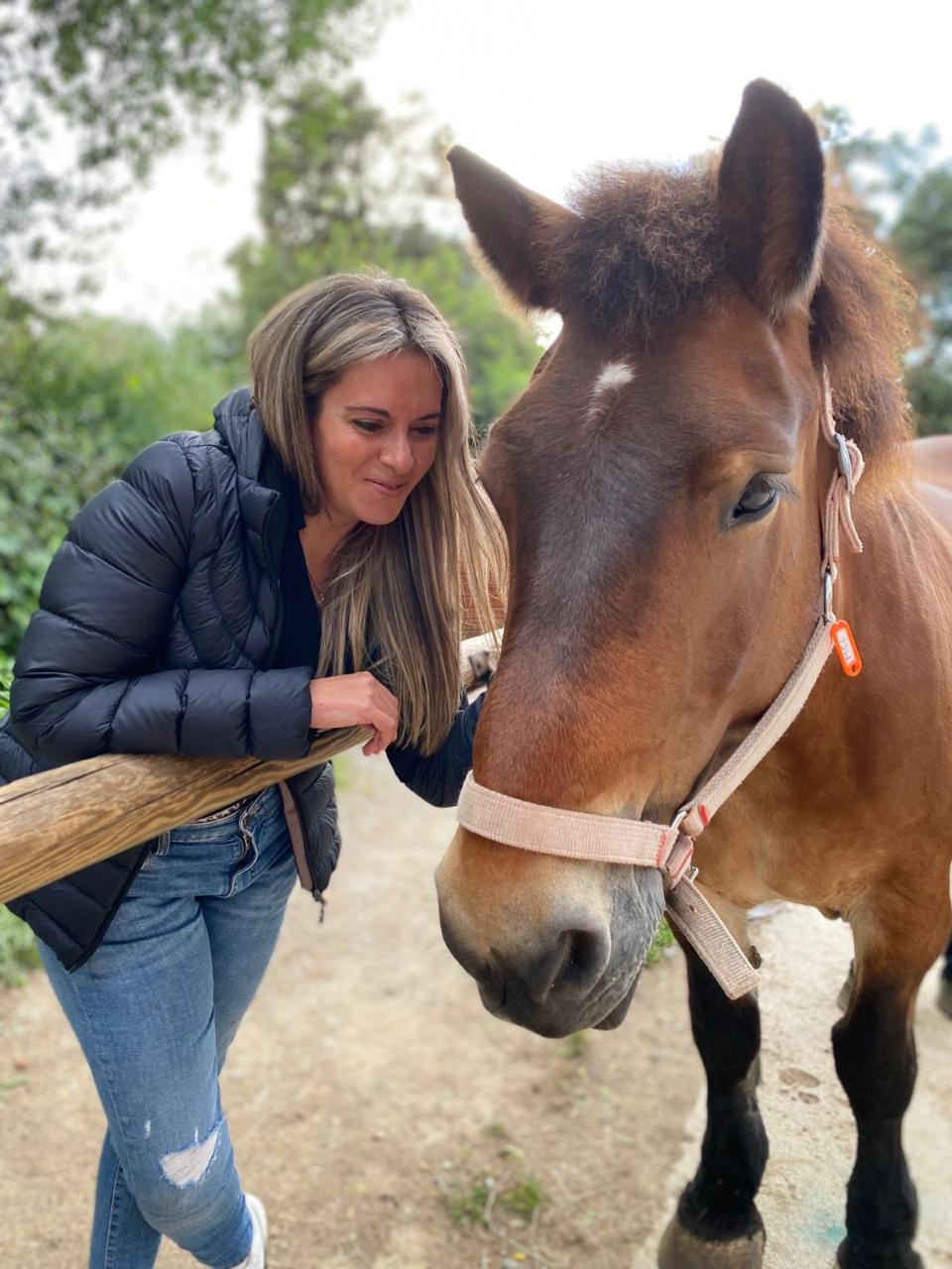 Paula Leguizamón con un caballo — coaching prosocial y equinoterapia